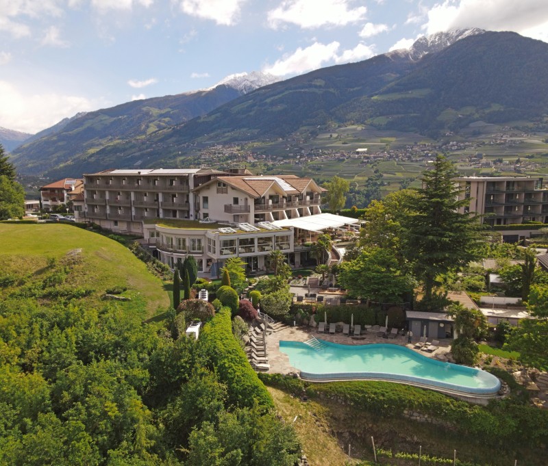 Panorama Ansicht des 4 Sterne S Hotel Sonnbichl in Dorf Tirol mit Ifinger im Hintergrund