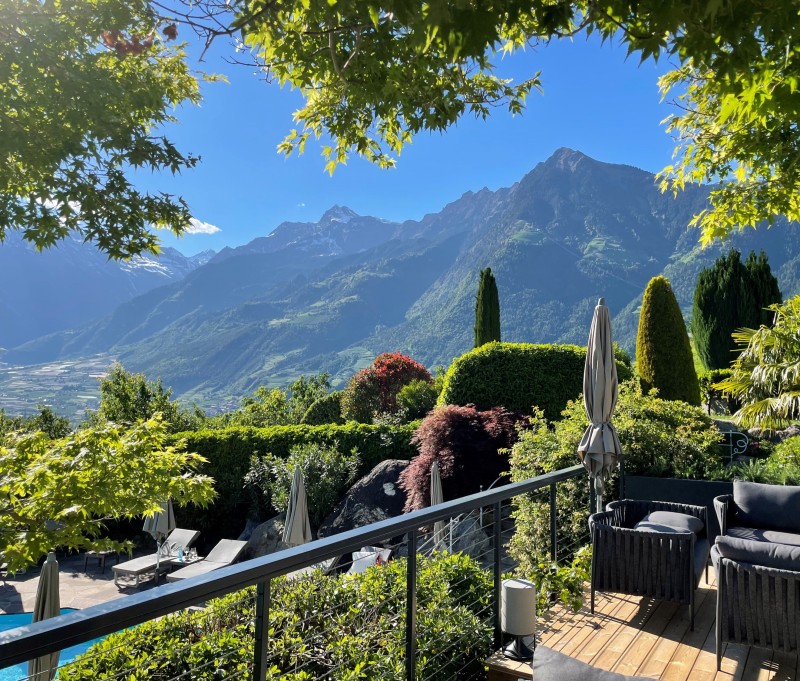 Weitläufiger Gartenpark im Park Hotel Sonnbichl mit lauschigen Plätzchen oberhalb von Meran