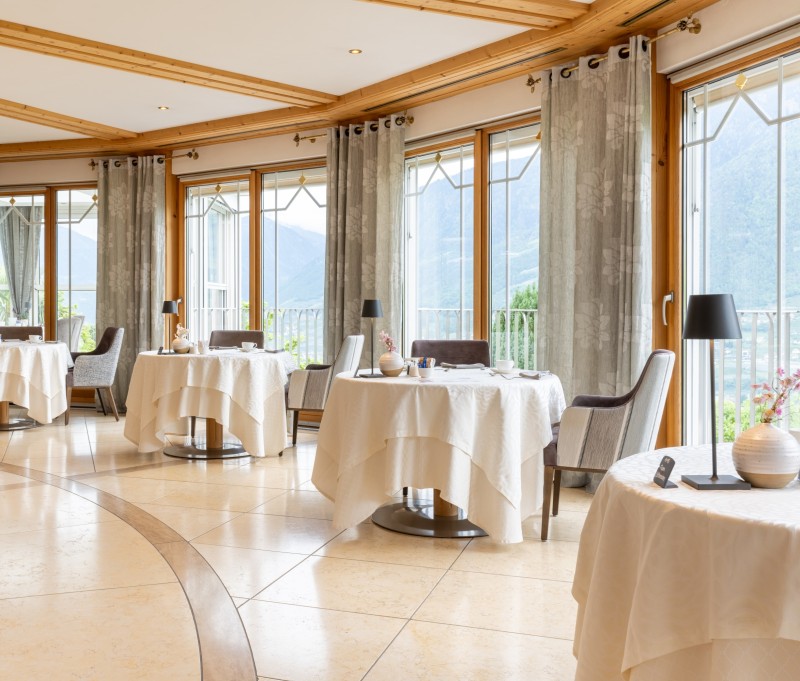 Panorama Speisesaal im 4 Sterne S Hotel Sonnbichl in Dorf Tirol bei Meran