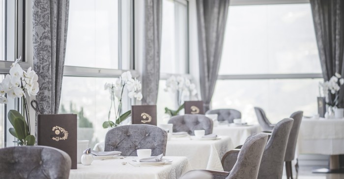 Panorama Speisesaal im 4 Sterne S Hotel Sonnbichl in Dorf Tirol bei Meran