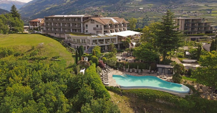 Panorama Ansicht des 4 Sterne S Hotel Sonnbichl in Dorf Tirol mit Ifinger im Hintergrund