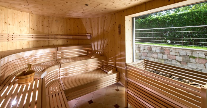 Finnische Sauna mit Gartenblick im Spa des 4 Sterne S Wellnesshotel Sonnbichl in Dorf Tirol