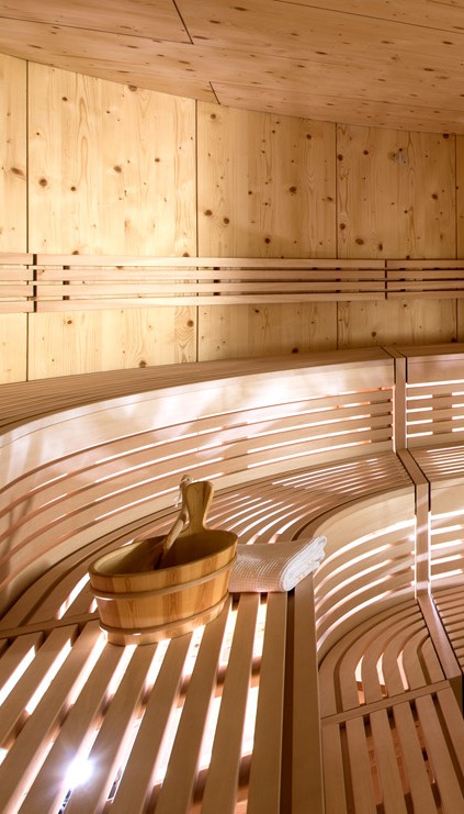 Finnische Sauna mit Gartenblick im Spa des 4 Sterne S Wellnesshotel Sonnbichl in Dorf Tirol